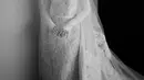 Mila mempercayakan desainer bridal Yefta Gunawan untuk merancang gaun pengantin impiannya. 
[Foto: Instagram @yeftagunawan]