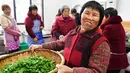 Sukarelawan memasak di sebuah kantin untuk warga lanjut usia (lansia) di Desa Yingshan, Kota Quanzhou, Provinsi Fujian, China pada 17 Desember 2020. Banyak desa dan komunitas di Quanzhou mendirikan kantin makanan gratis untuk warga berusia 60 tahun ke atas yang tinggal sendiri. (Xinhua/Wei Peiquan)