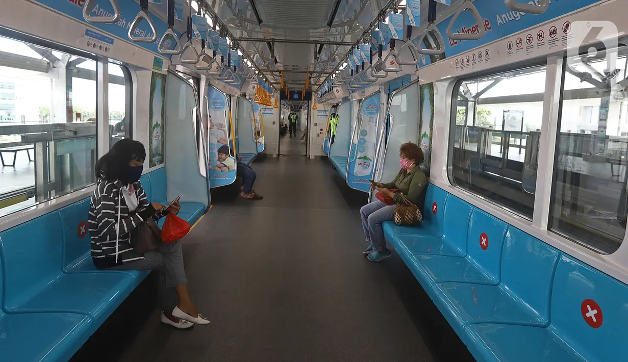 Calon penumpang mengenakan masker saat menggunakan kereta Moda Raya Terpadu (MRT) di Jakarta, Senin (6/4/2020). PT MRT Jakarta tak akan menerima penumpang tanpa menggunakan masker seusai seruan Gubernur DKI Anies Baswedan untuk mencegah penyebaran virus Corona (Liputan6.com/Herman Zakharia)