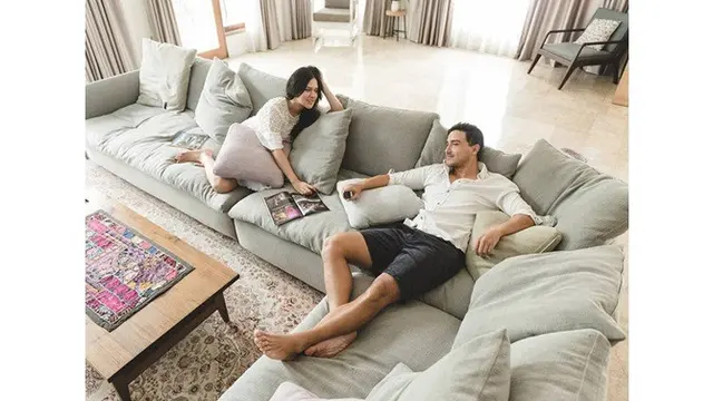 7 Penampakan Rumah Raisa dan Hamish Daud, Elegan dengan Warna Putih