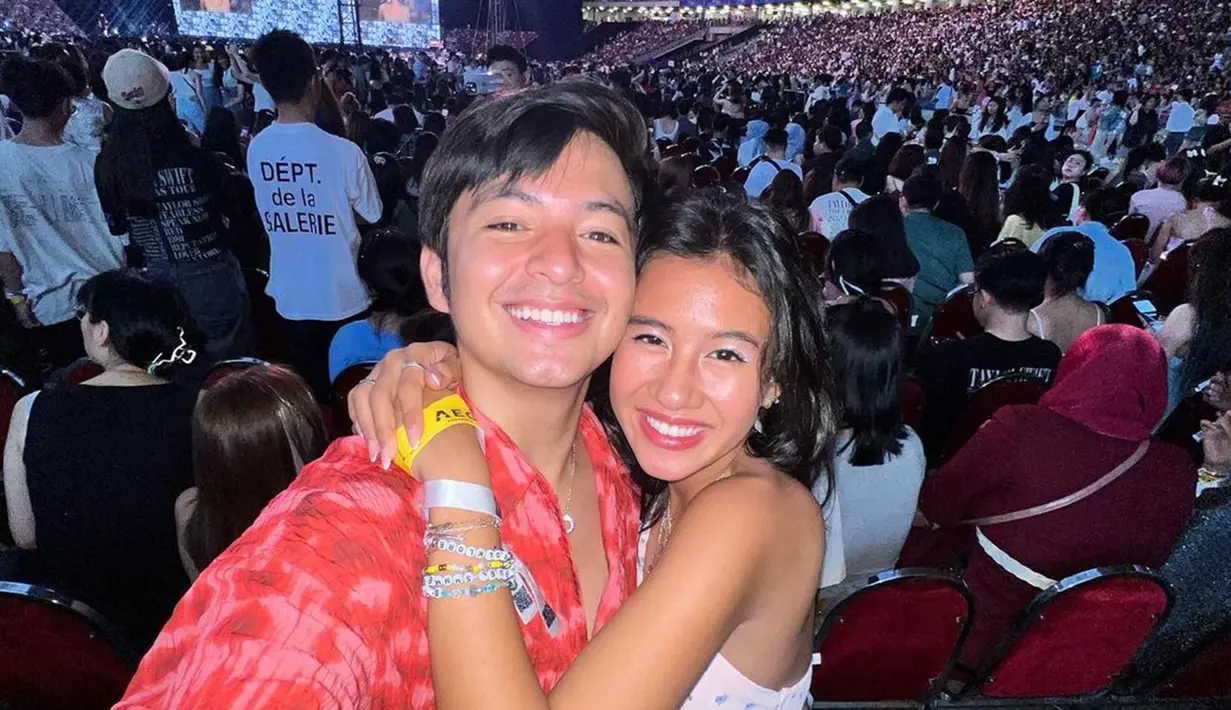 Ini adalah momen Angga Yunanda dan Shenina Cinnamon nonton konser Taylor Swift di Singapura. Momen nonton konser Angga dan Shenina tentunya jadi lebih berwarna karena bareng orang tersayang. Dalam unggahannya, terlihat keseruan pasangan muda ini bernyanyi bareng sembari loncat-loncat ketika Taylor Swift nyanyikan lagu Shake It Off. (Liputan6.com/IG/@angga)
