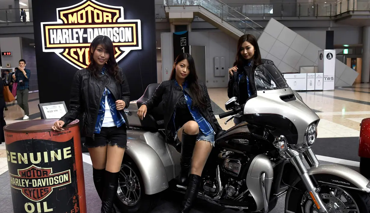 Model berpose di samping Trike Harley-Davidson Motorcyles ', "Tri Glide Ultra" selama Tokyo Motor Show di Tokyo, Jepang (25/10). Pameran ini digelar dari 25 Oktober sampai 5 November 2017. (AFP Photo/Toshifumi Kitamura)