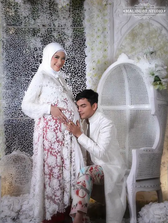 Sedangkan Ridwan Ghani sendiri tampil gagah dengan mengenakan jas warna putih. (Foto: instagram.com/malibu62studio)