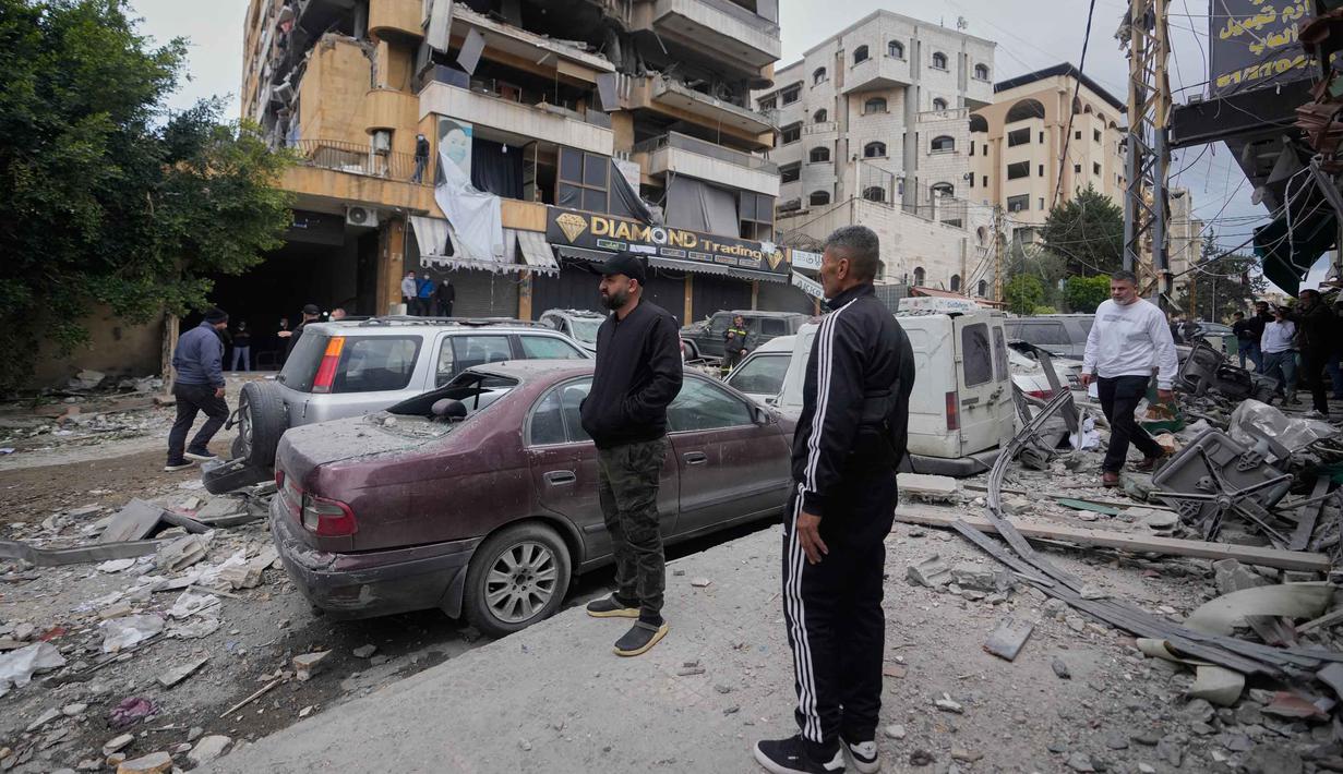 Kementerian Luar Negeri (Kemlu) Republik Indonesia mengecam keras serangan tersebut dan meminta pihak UNIFIL melakukan investigasi menyeluruh atas insiden yang membahayakan keselamatan pasukan penjaga perdamaian. Tampak dalam foto, warga memeriksa lokasi serangan udara Israel yang menghantam sebuah gedung apartemen di Dahiyeh, pinggiran selatan Beirut, Lebanon, Senin, 30 Maret 2026. (AP Photo/Hassan Ammar)