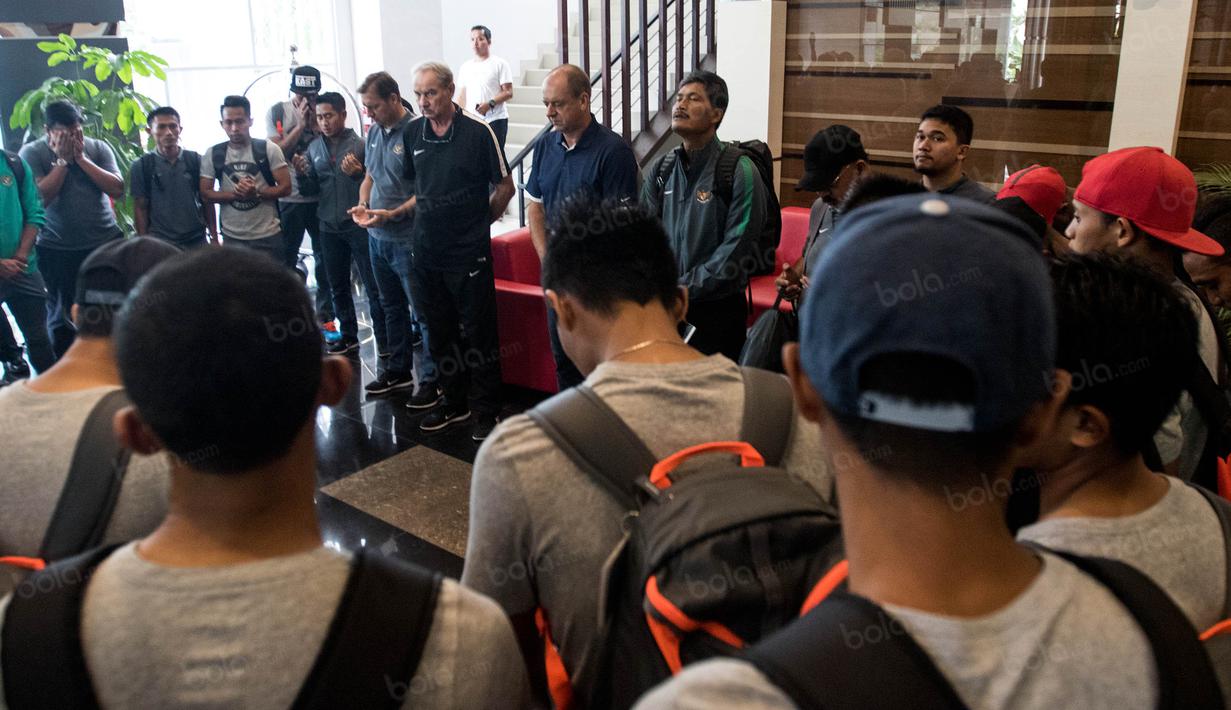 Pelatih Timnas Indonesia, Alfred Riedl, memimpin doa jelang keberangkatan menuju Vietnam di Hotel Lor In, Jawa Barat, Minggu (4/12/2016). Timnas Indonesia akan bertolak ke Vietnam untuk laga semifinal Piala AFF 2016. (Bola.com/Vitalis Yogi Trisna)