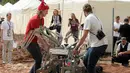 Tampak dua orang membawa robot untuk mengikuti kompetisi internasional Mars robot di Regional Sains – Technology, Polandia, (5/9/2015). Kompetisi digelar dari 5 – 6 september 2015. (REUTERS/Pawel Malecki/Agencja Gazeta)