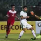 Bek Timnas Indonesia U-19, Samuel Christianson, berusaha melewati kiper Filipina U-19 pada laga Piala AFF U-18 di Stadion Thuwanna, Myanmar, Kamis (7/9/2017). Indonesia menang 9-0 atas Filipina. (AFP/Ye Aung Thu)