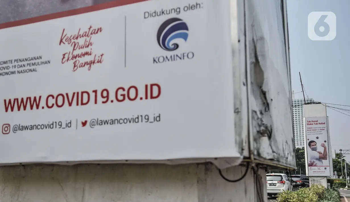 Deretan papan reklame sosialisasi vaksin Covid-19 yang terpasang di tiang pancang proyek monorel, Senayan, Jakarta, Selasa (17/11/2020). Seperti diketahui, Presiden Joko Widodo mengatakan vaksin Covid-19 akan tiba di Indonesia pada akhir November 2020. (merdeka.com/Iqbal S Nugroho)
