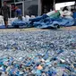 Pekerja menjemur leburan sampah plastik di gudang pengolahan sampah plastik kawasan Bekasi, Rabu (15/9/2021). Riset terbaru Sustainable Waste Indonesia (SWI) mengungkapkan skema ekonomi sirkular sebagai salah satu strategi untuk pengelolaan sampah plastik. (Liputan6.com/Herman Zakharia)