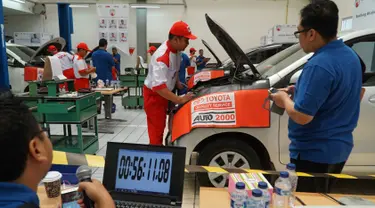 Sejumlah peserta menjalani tes perbaikan mobil dalam  kontes mekanik di Sunter, Jakarta Utara, Sabtu (12/1). Yayasan Dharma Bhakti Astra (YDBA) menggelar Kontes Mekanik UKM Bengkel Mitra YDBA. (Liputan6.com/HO/Eko)