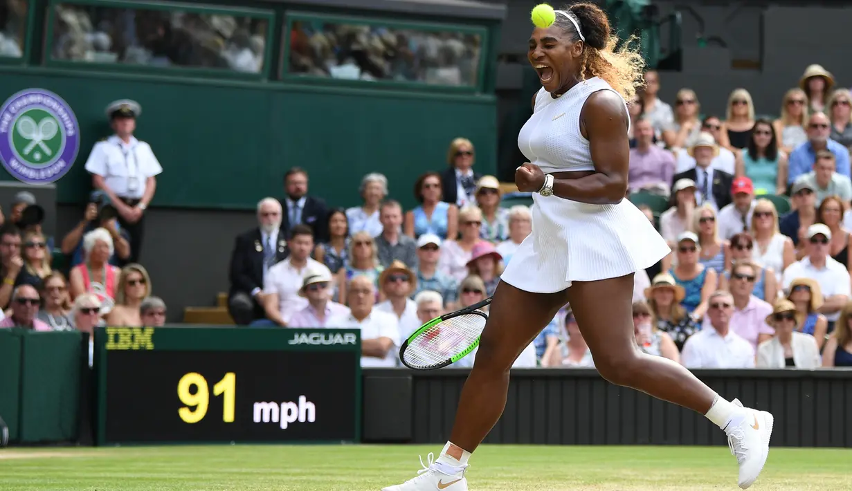 Petenis AS, Serena Williams berselebrasi usai meraih poin atas petenis Republik Ceko, Barbora Strycova pada semifinal Grand Slam Wimbledon di All England Lawn Tennis Club, Kamis (11/7/2019). Serena memastikan diri lolos ke babak final dan akan menghadapi Simona Halep dari Rumania. (Ben STANSALL/AFP)