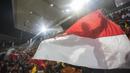 Suporter Selangor FA mengibarkan bendera Indonesia saat melawan Kuala Lumpur FA pada laga Liga Super Malaysia di Stadion Kuala Lumpur, Cheras, Minggu (4/2/2018). Kuala Lumpur FA kalah 0-2 dari Selangor FA. (Bola.com/Vitalis Yogi Trisna)