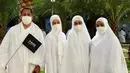 Penampilan berbalut gamis dan hijab warna putih ini membuat pesonanya makin berseri. (Instagram/lutob).