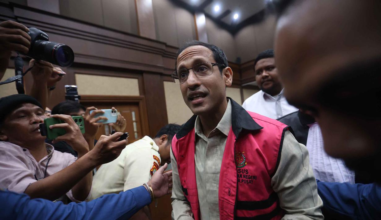 Sebelumnya, dalam perkara ini, Nadiem Makarim didakwa melakukan korupsi yang merugikan keuangan negara sebesar Rp 2,18 triliun terkait pengadaan laptop Chromebook dan Chrome Device Management. Tampak dalam foto, mantan Menteri Pendidikan, Kebudayaan, Riset, dan Teknologi (Mendikbudristek), Nadiem Anwar Makarim usai mengikuti sidang lanjutan terkait kasus dugaan korupsi pengadaan laptop berbasis Chromebook di Pengadilan Tindak Pidana Korupsi (Tipikor) Jakarta, Kamis (8/1/2026). (Kapanlagi.com/Budy Santoso)