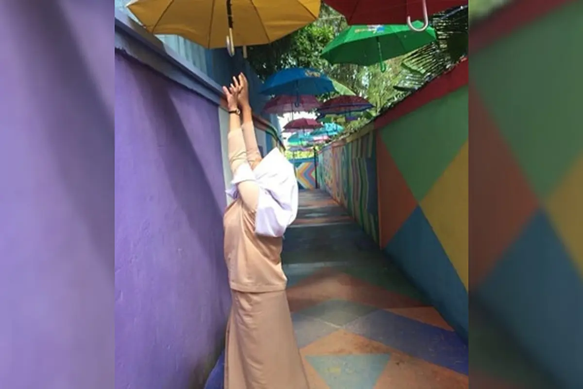 Minta Edit Foto Pegang Payung, Hasilnya Malah Absurd Banget