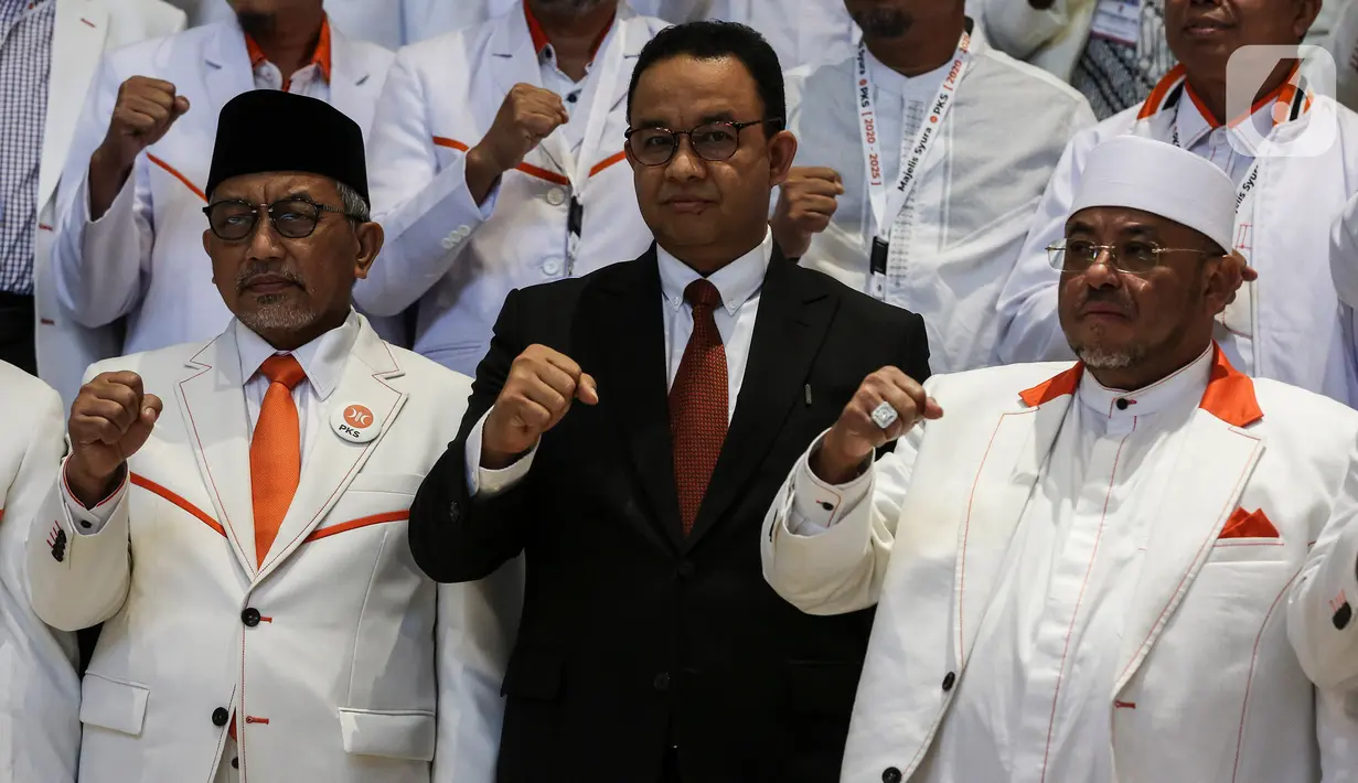 Bakal calon presiden 2024-2029 yang diusung PKS, Anies Rasyid Baswedan (tengah) berpose bersama Presiden PKS Ahmad Syaikhu (kiri), dan Bendahara Umum Mahfudz Abdurrahman (kiri) usai pembacaan hasil keputusan Musyawarah Majelis Syuro VIII PKS di Jakarta, Kamis (23/2/2023). PKS secara resmi mendukung Anies Baswedan sebagai bakal calon presiden tahun 2024-2029. (Liputan6.com/Johan Tallo)