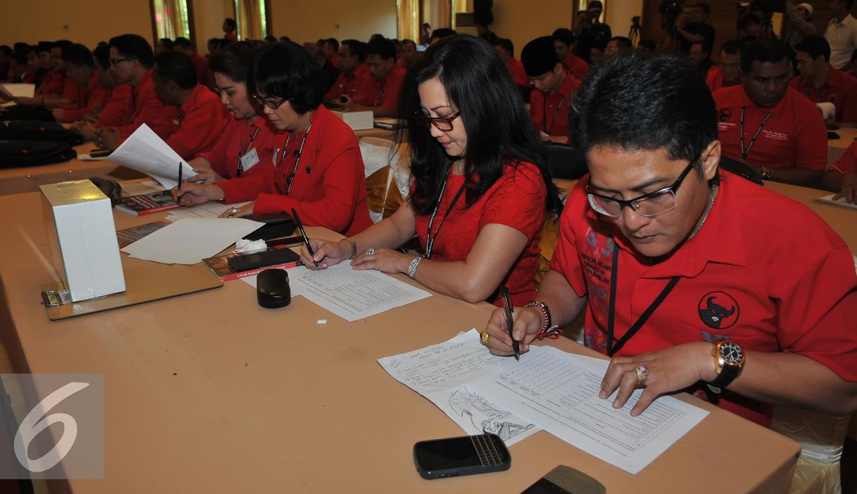 Peserta sekolah calon kepala daerah mengikuti acara penutupan sekolah khusus calon kepala daerah, Jawa Barat, Jumat (3/7/2015). Sekolah partai berlangsung sejak 28 Juni hingga 3 Juli 2015 dihadiri 114 orang calon. (Liputan6.com/Herman Zakharia)