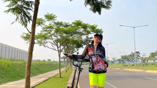 Gaya Selvi Kitty Naik Sepeda Lipat