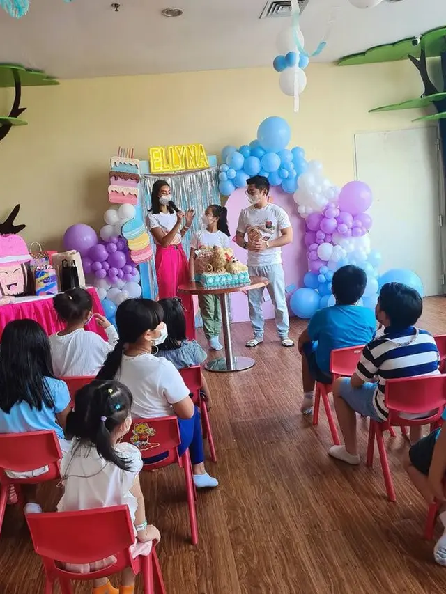 Akur Meski Cerai, Ini 7 Kebersamaan Nicky Tirta dan Liza Elly Rayakan Ultah Anak