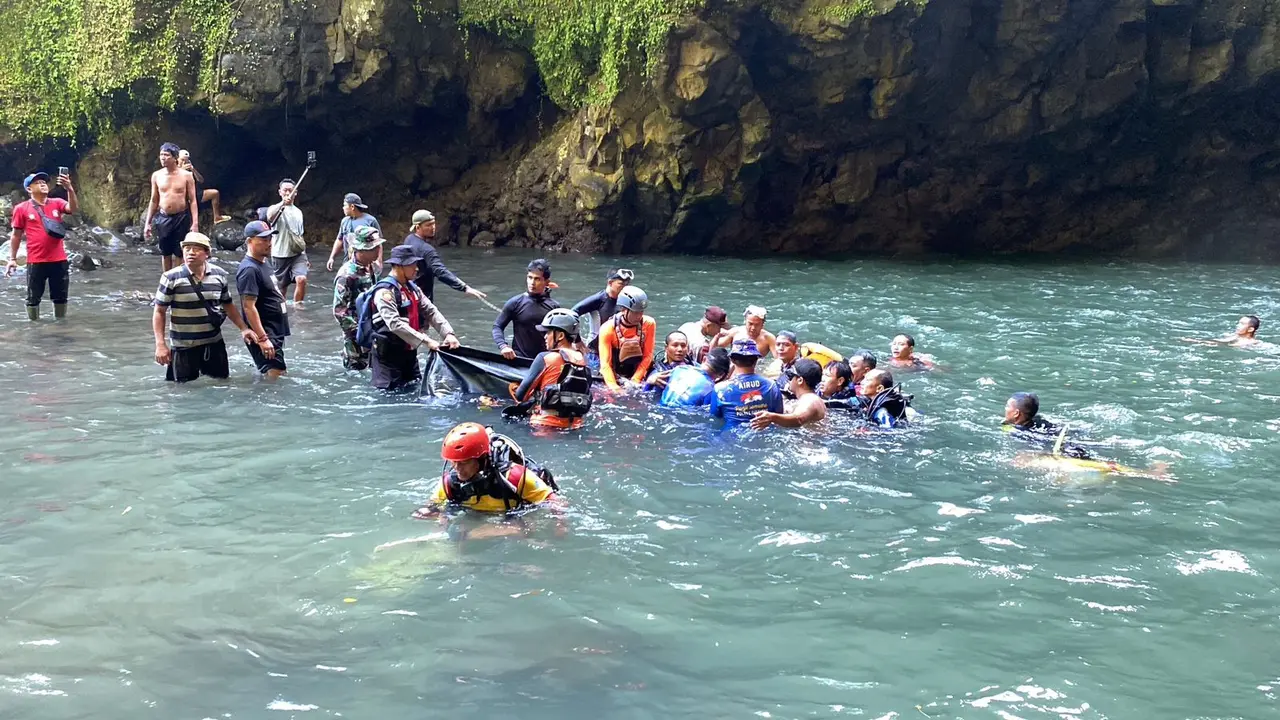 Tim SAR gabungan evakuasi wisatawan asal Sleman, Yogyakarta dari dasar air terjun Tembok Barak Bali.