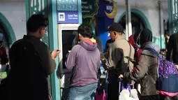 Hari Raya Idul Fitri Kian Dekat, Ribuan Pemudik Padati Stasiun Pasar Senen Jakarta
