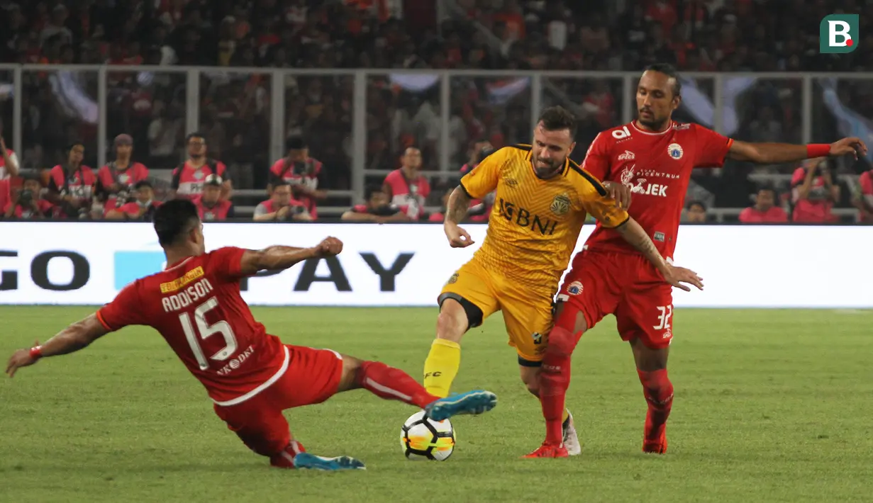 Gelandang Bhayangkara FC, Paulo Sergio, menghindari tekel striker Persija Jakarta, Addison Alves, pada laga Liga 1 di SUGBK, Jakarta, Jumat (23/3/2018). Kedua klub bermain imbang 0-0. (Bola.com/Asprilla Dwi Adha)