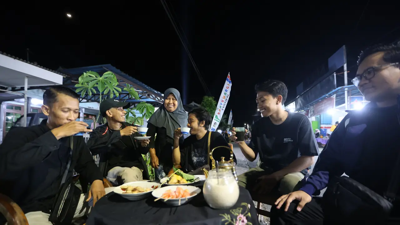Masyarakat Banyuwangi menikmati kopi Kemiren, dalam festival kopi 10 ribu (Istimewa)