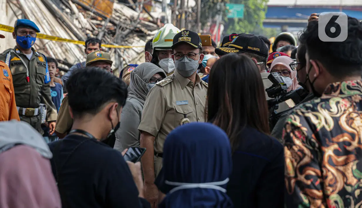 <p>Gubernur DKI Jakarta Anies Baswedan berbincang dengan warga saat meninjau lokasi kebakaran di Pasar Gembrong, Jakarta, Senin (25/4/2022). Anies datang didampingi sejumlah pejabat kemudian langsung berkeliling lokasi kebakaran dan berbincang dengan warga. Beberapa warga menceritakan kejadian tersebut kepada Anies. (Liputan6.com/Faizal Fanani)</p>