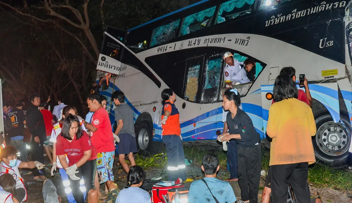 Kecelakaan itu terjadi di Provinsi Prachuap Khiri Khan. Bus itu melakukan perjalanan dari Bangkok ke Provinsi Songkhla di wilayah selatan. (Sawang Rungrueang Rescue22 Foundation via AP)
