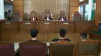 Tiga dari delapan terpidana kasus penyelundupan satu ton sabu divonis mati oleh majelis hakim pn jakarta selatan.