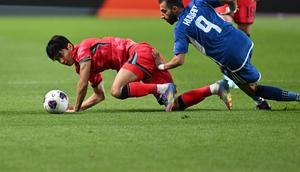 Pemain Korea Selatan Jeon Jin-woo (kiri) berebut bola dengan pemain Kuwait Ahmad Zanki (kanan) dalam pertandingan sepak bola Kualifikasi Piala Dunia 2026 zona Asia Grup B antara Korea Selatan dan Kuwait di Seoul pada 10 Juni 2025. (Jung Yeon-je / AFP)