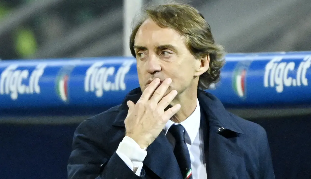 Tim Azzurri sebenarnya lebih mendominasi jalannya laga dengan  penguasaan bola mencapai 66 persen juga dalam hal tembakan terarah ke gawang lawan 5 berbanding 2. Namun sayang, tim asuhan Roberto Mancini ini tumpul di lini depan. (AFP/Alberto Pizzoli)