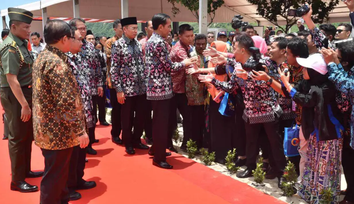 Presiden Joko Widodo bersalaman dengan tamu undangan saat peringatan Hari Pers Nasional 2016 di Kawasan Ekonomi Khusus Mandalika, Kabupaten Lombok Tengah, Nusa Tenggara Barat (NTB), Selasa (9/2). (Setpres/Agus Suparto)