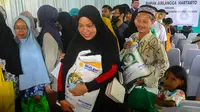 Selain BLT, pemerintah juga memberikan bantuan sembako berupa beras sebanyak 10 kg per orang, yang disalurkan kepada total 21,8 juta penerima. Di antaranya, BLT beras dibagikan ke 2.200 Keluarga Penerima Manfaat (KPM) di Pabuaran, Cibinong, Bogor. Namun, khusus untuk hari ini ada 100 orang KPM. (merdeka.com/Arie Basuki)
