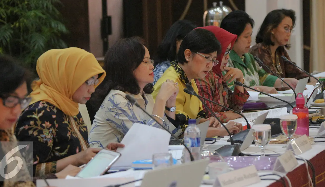 Sembilan orang anggota Pansel KPK mewawancarai calon pimpinan KPK, Giri Suprapdiono di Gedung Sekretariat Negara, Jakarta, Selasa (25/8/2015). Pada hari ini tujuh capim KPK mengikuti wawancara tahap akhir. (Liputan6.com/Faizal Fanani)