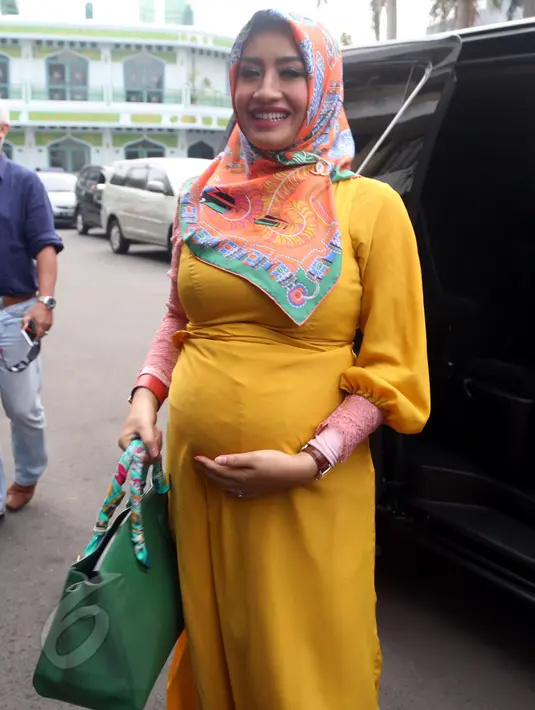 Artis Shinta Bachir saat menyambangi Polres Jakarta Selatan, Senin (8/6). Kedatangan Shinta untuk mempertanyakan kepada polisi mengenai inisial SB yang disebut-sebut sebagai dirinya. (Liputan6.com.Panji Diksana)