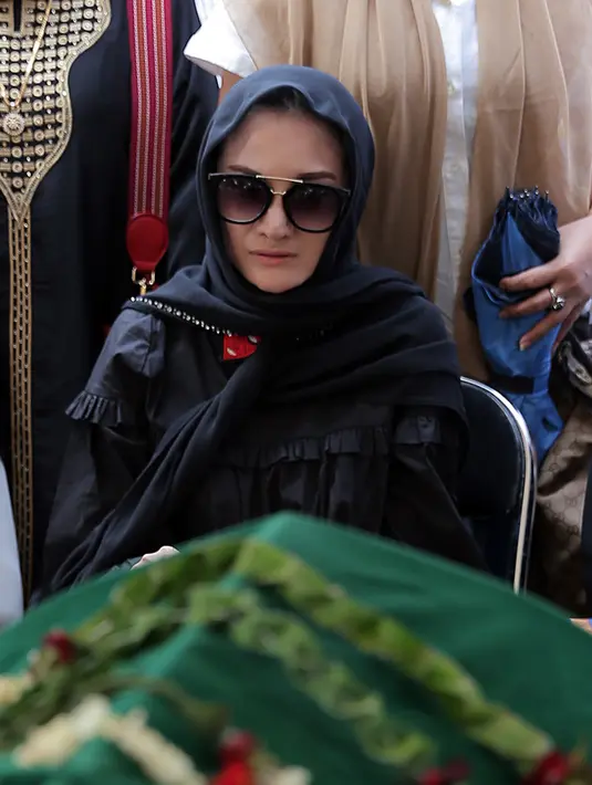 "Saya sudah melakukan yang terbaik. Kalau kehendaknya lain yaudah gapapa. Jadi ikhlaskan saja," kata Kiki Amalia saat ditemui di TPU Menteng Pulo, Jakarta Selatan, Rabu (2/5/2018). (Deki Prayoga/Bintang.com)