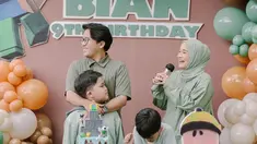 Satu tahun berpisah, Ririe dan Ayus terlihat beberapa kali bertemu dalam momen spesial anak. Kali ini, mantan suami istri itu kembali dipertemukan di pesta ulang tahun buah hati pertamanya, Bian. Momen itu pun sontak menuai banyak reaksi dari netizen. Kebersamaan mereka yang penuh senyum menjadi sorotan. (Liputan6.com/IG/@ririe_fairus)