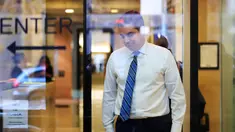 Jurnalis CNN, Jim Acosta melewati pemeriksaan keamanan saat memasuki pengadilan federal untuk menghadiri sidang di Washington, Rabu (14/11). CNN menggugat Presiden Donald Trump  atas penarikan izin meliput salah satu wartawannya. (AP/Manuel Balce Ceneta)