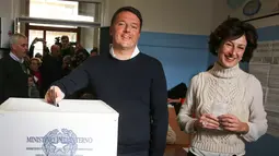 Perdana Menteri Italia Matteo Renzi memberikan suaranya untuk Referendum Reformasi Konstitusi di Pontassieve, Italia, Minggu (4/11). Hasil referendum memenangkan suara menolak rencana Reformasi Konstitusi. (REUTERS /Leonardo Bianchi)