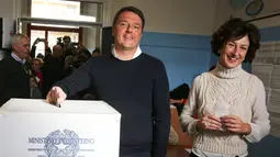 Perdana Menteri Italia Matteo Renzi memberikan suaranya untuk Referendum Reformasi Konstitusi di Pontassieve, Italia, Minggu (4/11). Hasil referendum memenangkan suara menolak rencana Reformasi Konstitusi. (REUTERS /Leonardo Bianchi)