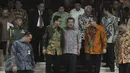 Wapres Jusuf Kalla (tengah)  didampingi Ketua MPR Zulkifli Hasan (kanan) berjalan keluar ruangan usai menghadiri peringatan Hari Konstitusi di Kompleks Parlemen, Senayan, Jakarta, Selasa (18/8/2015). (Liputan6.com/Herman Zakharia)