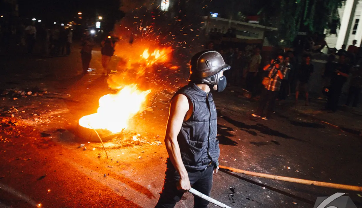 Aktivis HMI berunjuk rasa menolak kenaikan BBM di kawasan Cikini, Jakarta, Senin (17/11/2014). (Liputan6.com/Faizal Fanani)