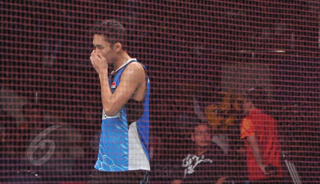 Tunggal putra Indonesia, Jonatan Christie tertunduk usai dikalahkan Jan O Jorgensen asal Denmark di perempatfinal BCA Indonesia Open Superseries Premier 2015 di Jakarta, Jumat (5/6/2015). Jonatan kalah 13- 21, 16-21. (Liputan6.com/Herman Zakharia)
