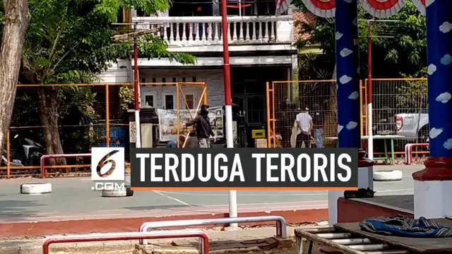 Polisi menangkap seorang terduga teroris di Cilincing, Jakarta Utara. Tersangka dikenal tetangga sebagai sosok pendiam dan religius.