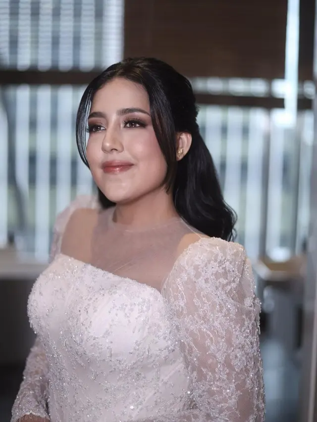 8 Potret Detail Penampilan Nessie Judge saat Akad dan Resepsi, Memesona