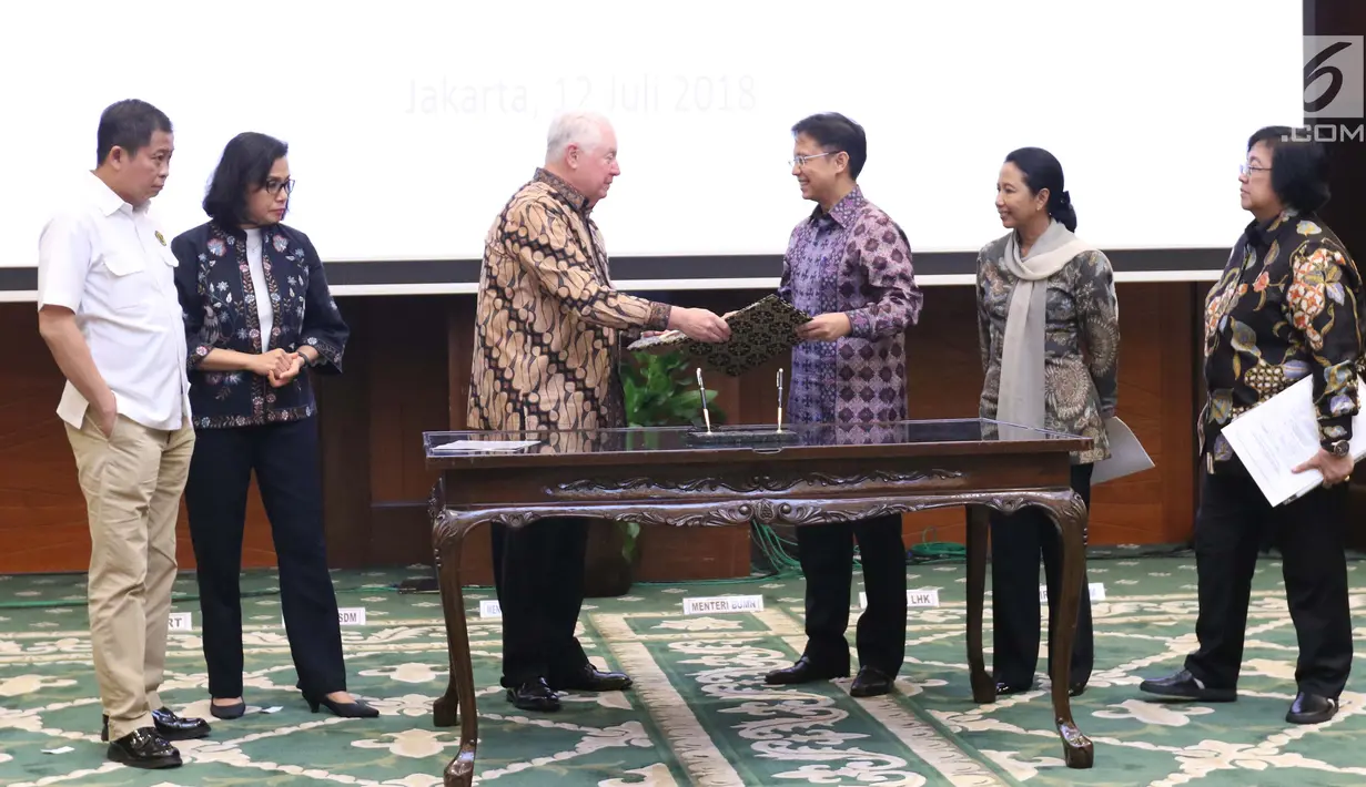 CEO PT Freeport Richard Adkerson (ketiga kiri) dan Direktur Utama Inalum Budi Gunadi Sadikin (ketiga kanan) usai Head of Agreement (HoA) pengambilalihan 51% saham PT Freeport Indonesia di Jakarta, Kamis (12/7). (Liputan6.com/Angga Yuniar)