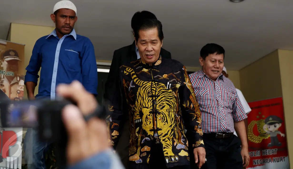 Ketua Umum PITI Anton Medan berjalan keluar dari Polda Metro Jaya, Jakarta, Senin (31/10). Anton Medan datang menemui Kapolda Metro Jaya Irjen Mochamad Iriawan untuk meminta jaminan keamanan Jakarta saat demo 4 November nanti (Liputan6.com/Gempur M Surya)