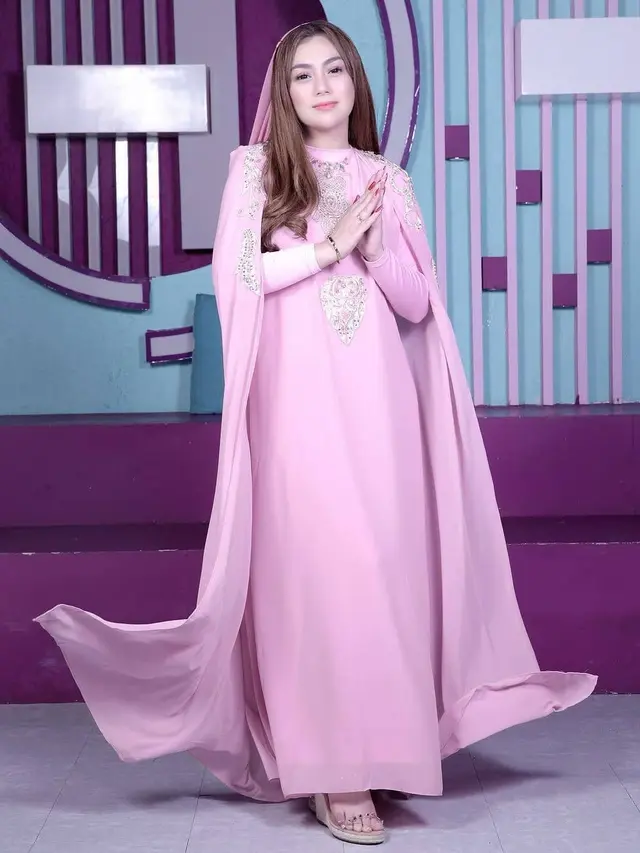 7 Potret Terbaru Celine Evangelista Dalam Busana Muslim Ini Curi Perhatian