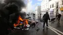 Demonstran membakar sejumlah barang saat unjuk rasa yang berakhir ricuh di sekitar Kongres di Valparaiso, Chili. Sabtu (21/5). Peristiwa itu menyebabkan sejumlah gedung terbakar dan seorang polisi tewas. (AFP Photo/Claudio Reyes)